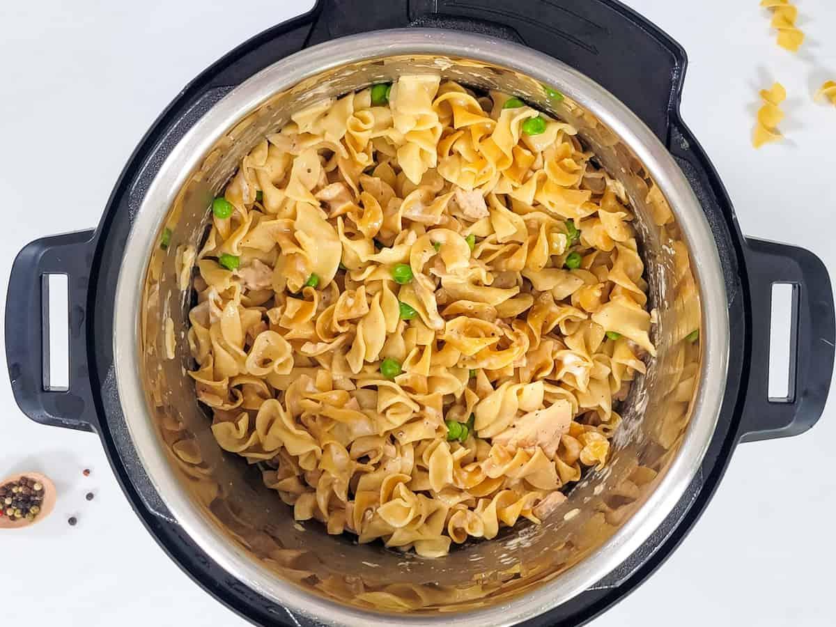 Instant Pot mit zubereitetem Thunfisch-Nudel-Auflauf darin.