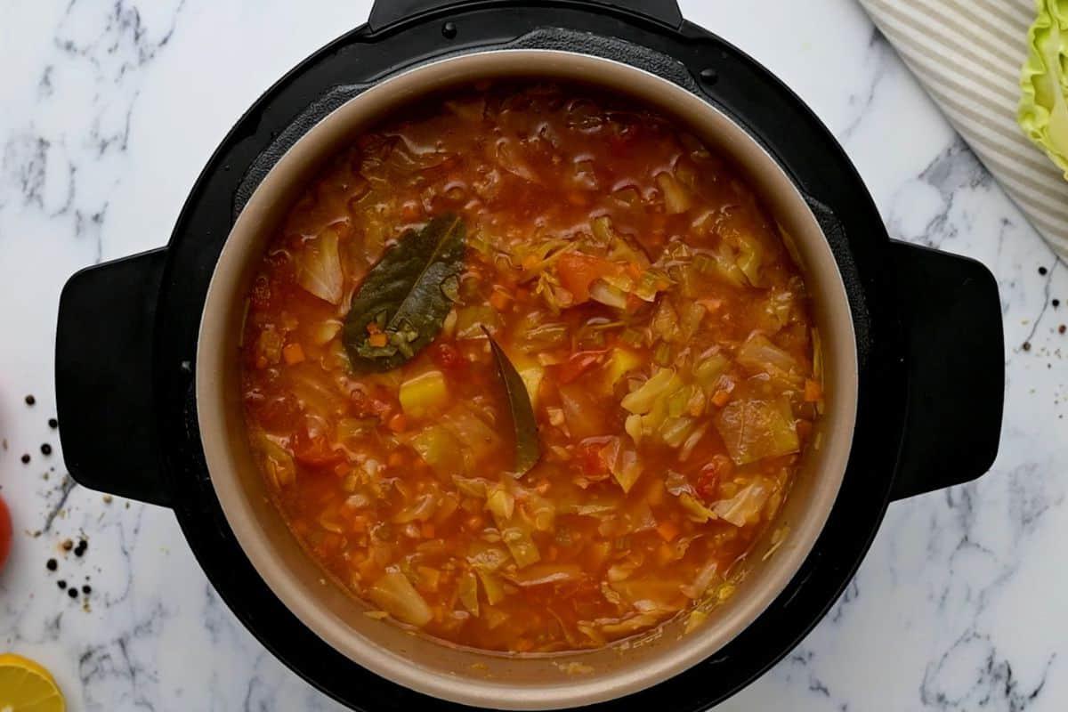 Beste Kohlsuppe Instant Pot Zutaten für Kohlsuppe im Innentopf nach dem Garen unter Druck.