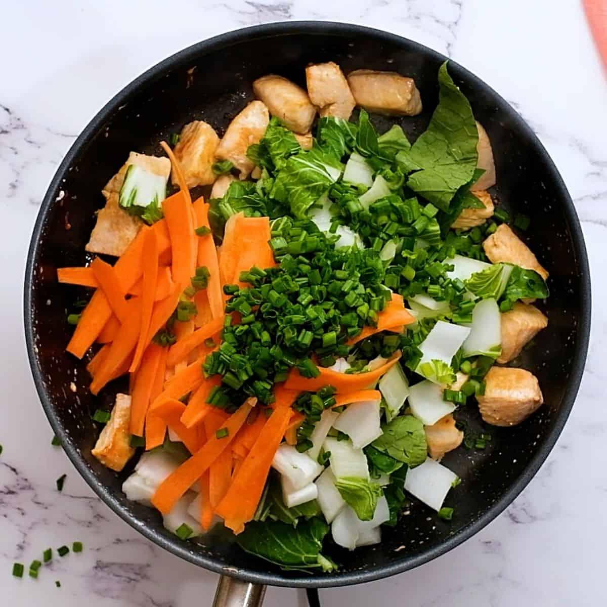 Sautierpfanne mit Hähnchen, Bok Choy und Karotten.