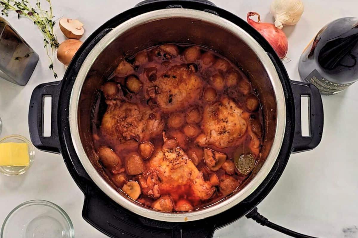 Druckgegartes Coq au Vin im Innentopf.