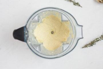 Mixer mit cremigem Pastinakenpüree, zubereitet mit Knoblauch, Sahne und Meerrettich.