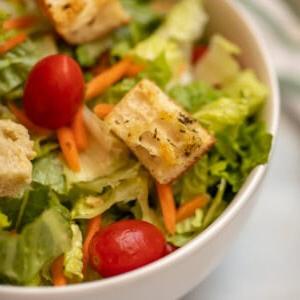 Gemischter Salat, belegt mit hausgemachten Croutons.
