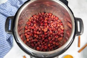 Gekochte Preiselbeersauce im Instant Pot.
