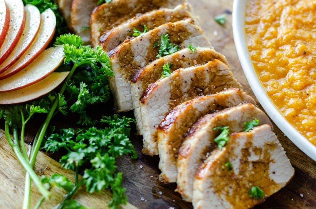 Schweinefilet, geschnitten, auf einem Schneidebrett