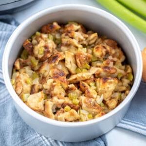 Füllung in der Kuchenform neben dem Instant Pot zubereitet.
