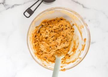 Rührschüssel mit dem fertigen Kürbis-Schoko-Cookie-Teig, bereit zum Kühlen.