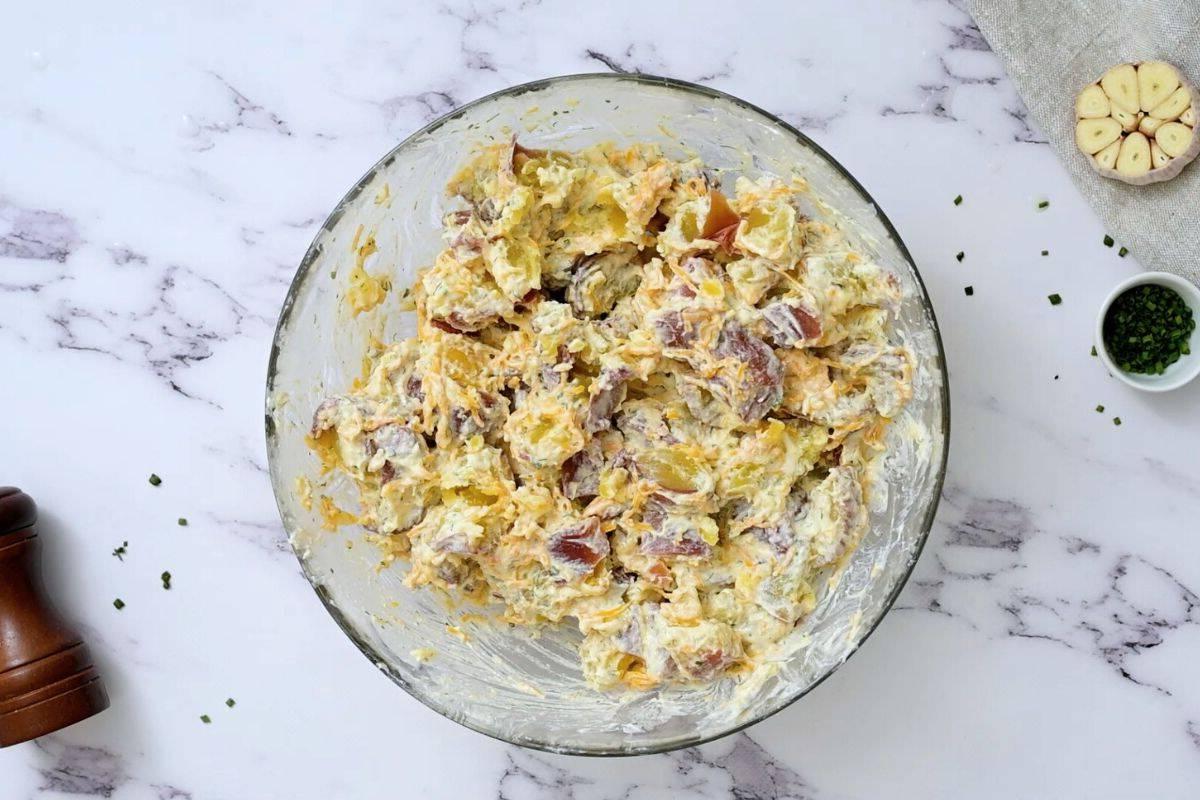 Roter Kartoffelsalat mit hausgemachtem Ranch-Dressing.