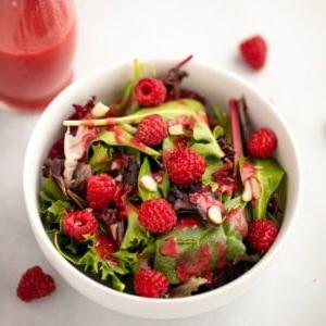 Gemischte Blattsalate mit Himbeersalatdressing.