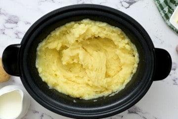 Slow Cooker gefüllt mit gestampften Kartoffeln nach dem Garen.