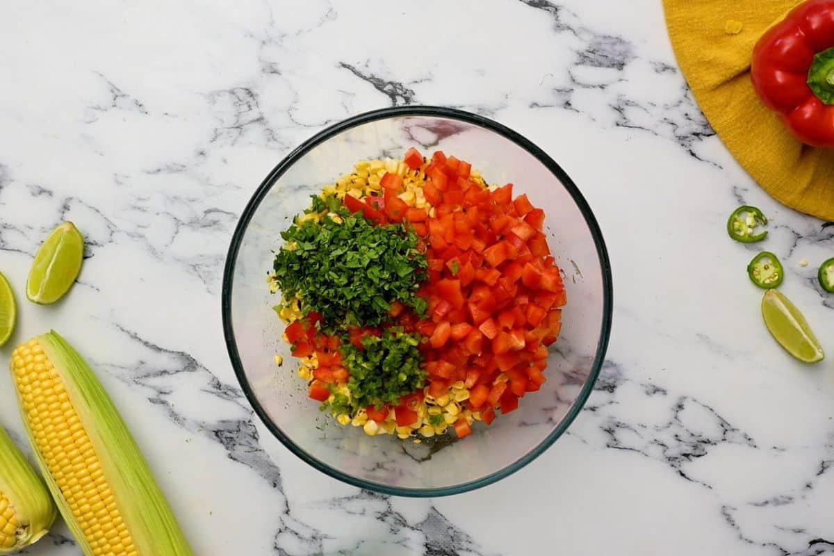 Mais, Paprika, Koriander und Jalapeño mit Limettenschale.