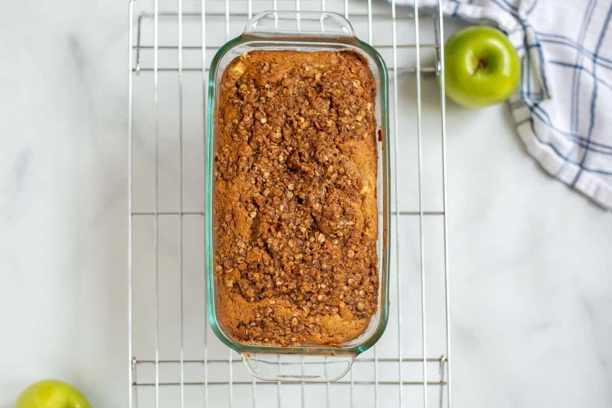 Zimt-Apfelbrot Gebackenes Apfelbrot auf Kühlgitter.