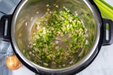 Zwiebeln und Sellerie im Instant Pot angedünstet.