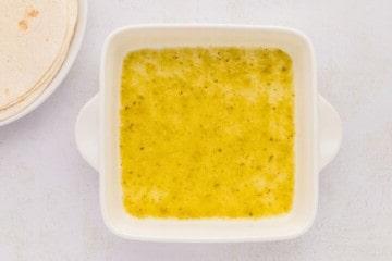 Salsa verde auf einer weißen Auflaufform verteilt.