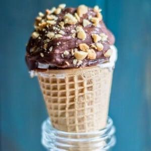 Selbstgemachte Eis-Drumstick-Waffel in einem kleinen Glas.