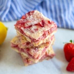 Erdbeer-Streusel-Schnitten 4 4 frische Erdbeer-Streusel-Schnitten, übereinander gestapelt.