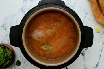 Zutaten im inneren Topf des Instant Pots