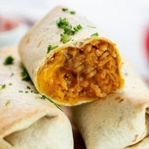 Bohnen-Burrito aufgeschnitten, um die Füllung aus Reis, Käse und Bohnenmus zu zeigen.