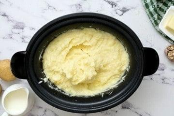 Kartoffelpüree im Slow Cooker nach Zugabe von Milch und Sauerrahm.