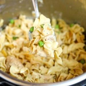 Ein Löffel voll Thunfisch-Nudel-Auflauf kommt aus dem Instant Pot.