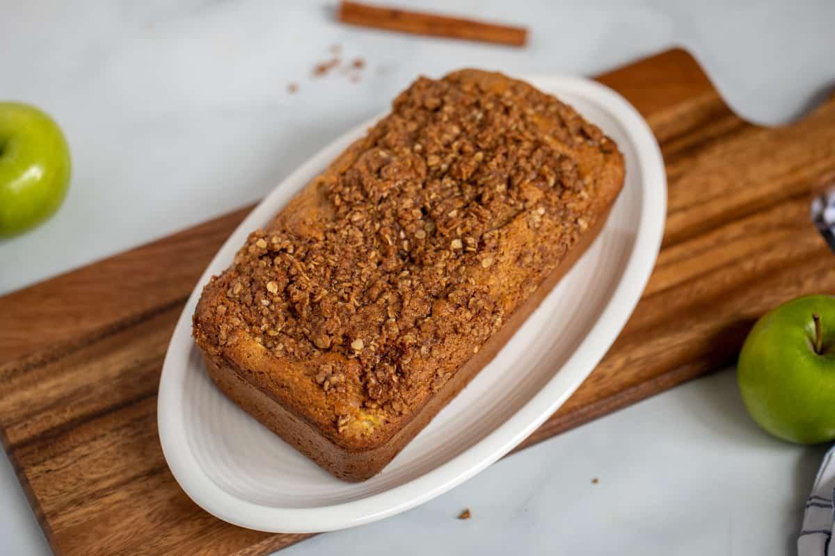 Apfel-Zimt-Brot 2 Gebackenes Apfelbrot auf weißer Platte.