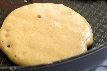 Vollkornpfannkuchen in der Grillplatte mit kleinen Bläschen