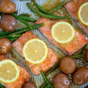 Backblech mit Lachs, Kartoffeln, grünen Bohnen.