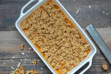 Zusammengesetzter Süßkartoffelauflauf in weißer Backform vor dem Backen.