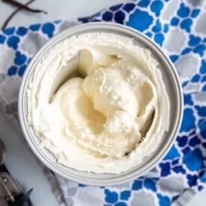Vanilleeis für die Eismaschine 4 Vanilleeis in der Eismaschinenbasis, fertig gechurned und bereit zum Servieren.