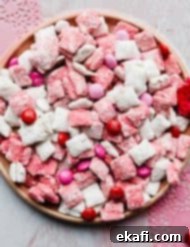 Ροζ Λασπώδεις Μπουκιές 12 Chex Mix Φράουλας με έγχρωμα M&M's στο μείγμα.