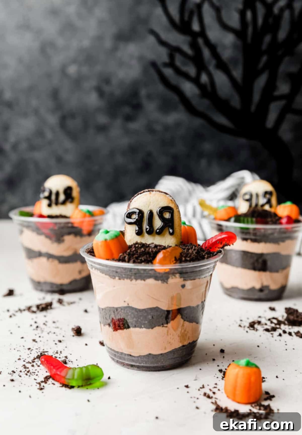 Ποτήρια Χώματος Χάλοουιν 11 Halloween Dirt Cups με ψίχουλα Oreo, ζελεδάκια σκουλήκια και καραμέλες σε σχήμα κολοκύθας.
