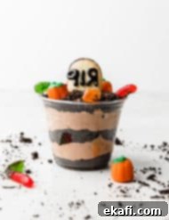 Ποτήρια Χώματος Χάλοουιν 12 Ένα Halloween Dirt Cup σε λευκό φόντο.