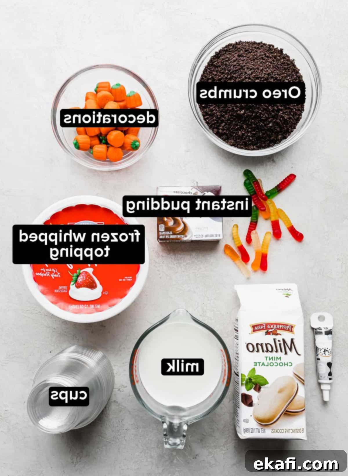 Ποτήρια Χώματος Χάλοουιν 3 Συστατικά για Halloween Dirt Cups σε λευκό φόντο.