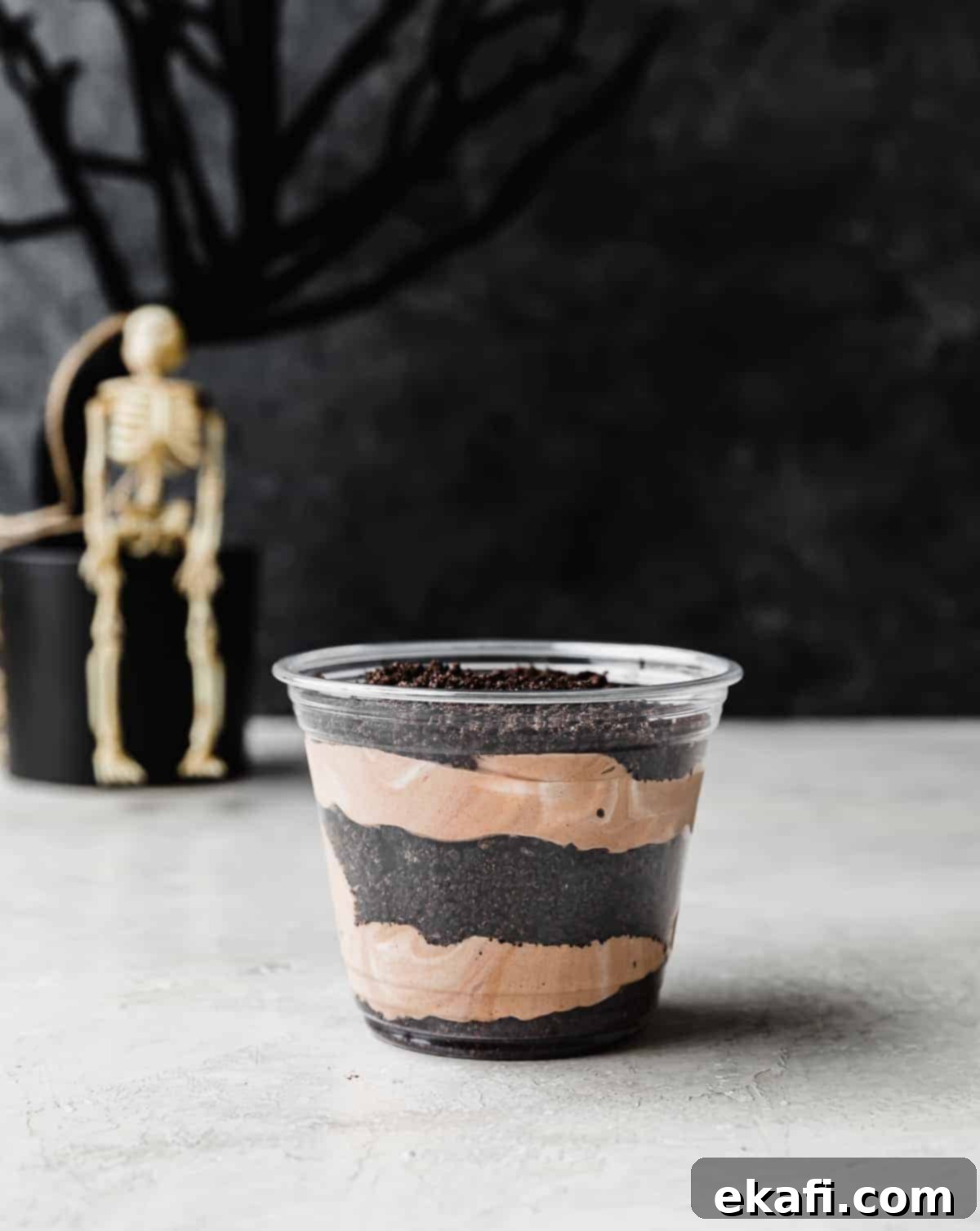 Ποτήρια Χώματος Χάλοουιν 9 Halloween Dirt Cups με εναλλασσόμενες στρώσεις ψίχουλων Oreo και πουτίγκας σοκολάτας.