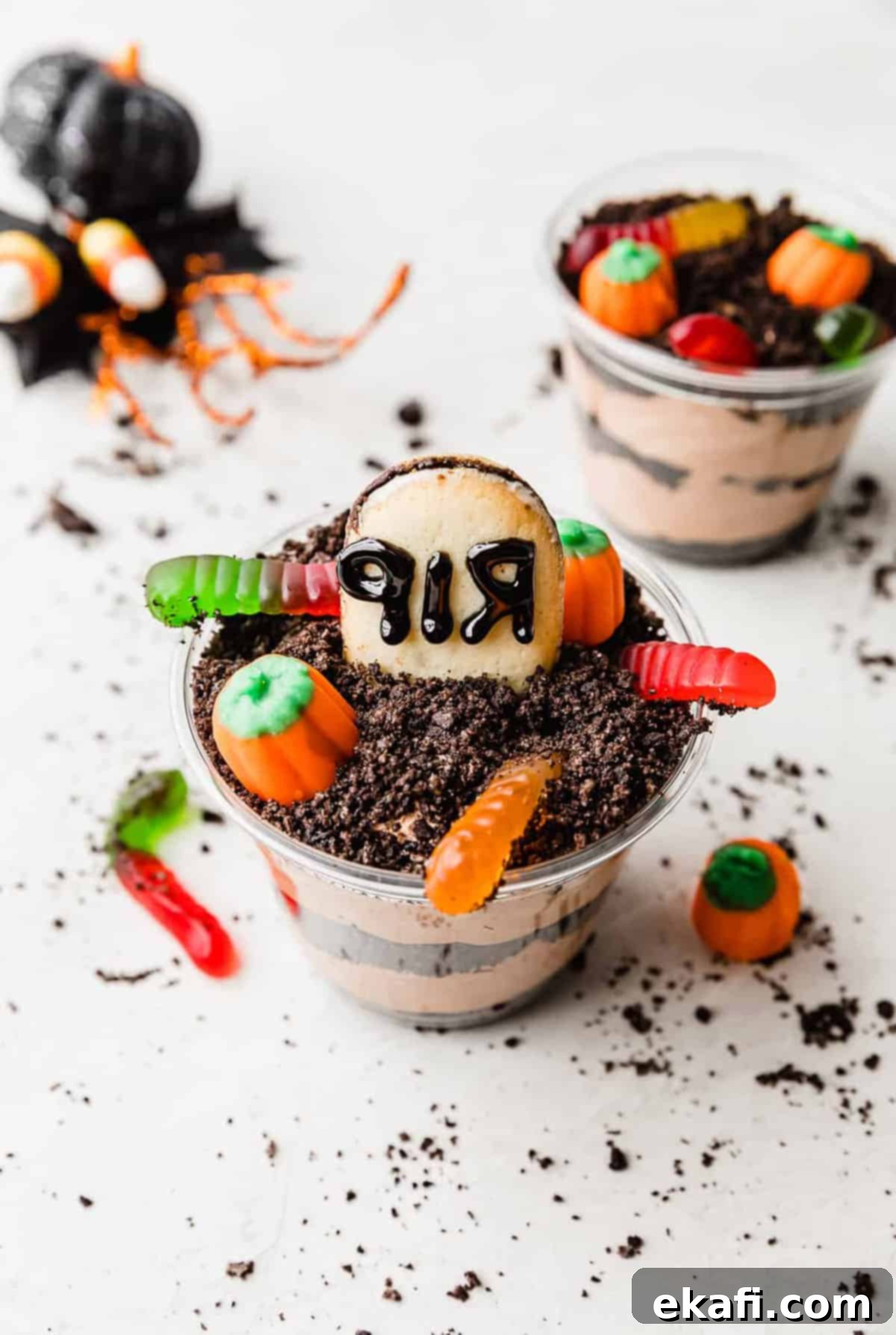 Ποτήρια Χώματος Χάλοουιν 10 Halloween Dirt Cups με ταφόπλακα κράκερ, ζελεδάκια σκουλήκια και καραμέλες κολοκύθας.