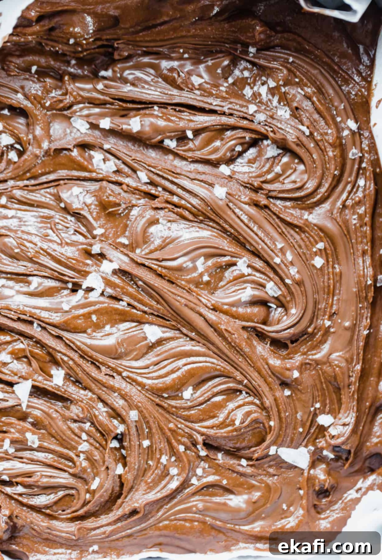 Nutella Brownies με Nutella ανακατεμένη στην άψητη ζύμη, με μια πρέζα θαλασσινό αλάτι στην επιφάνεια.