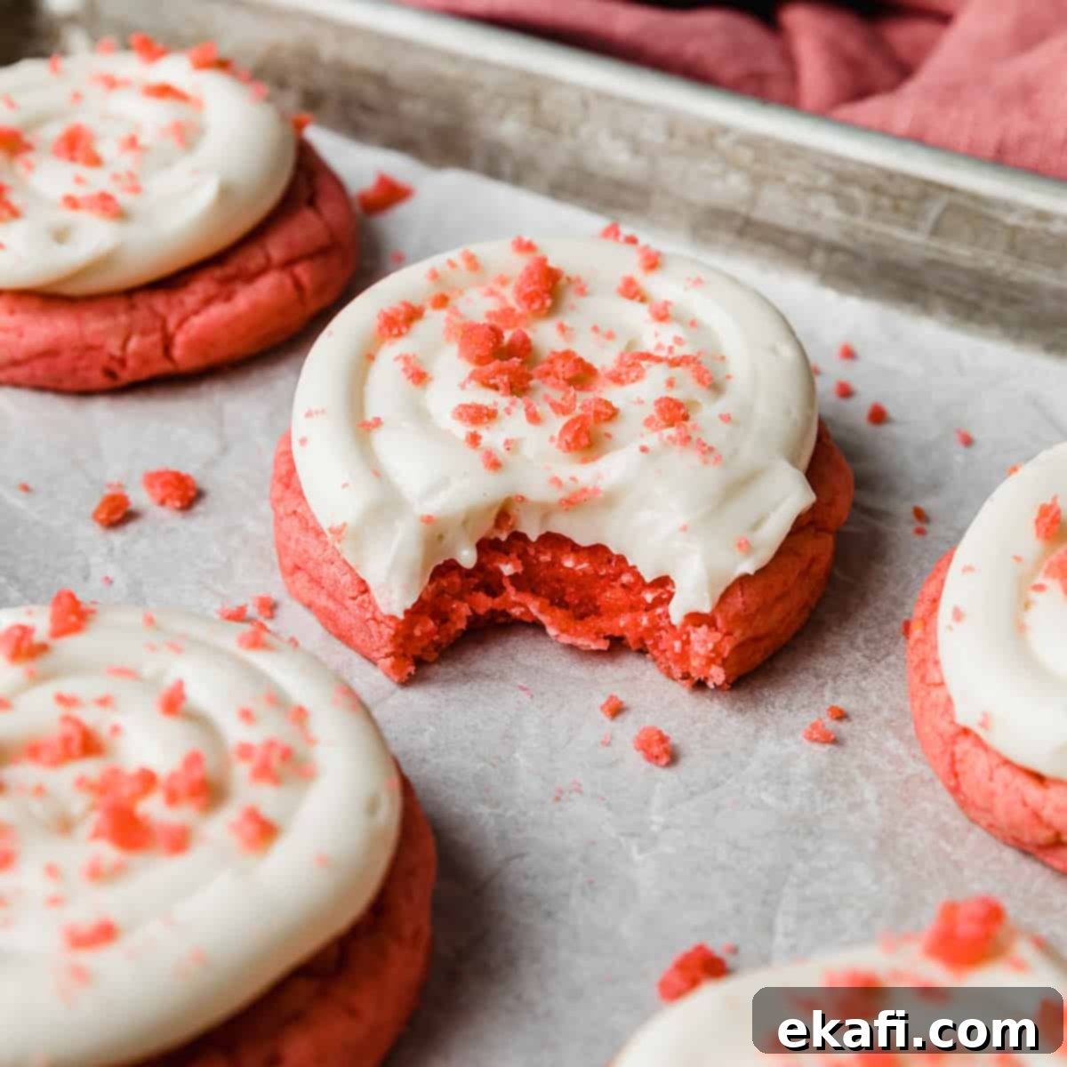 Ένα Pink Velvet Cookie με γλάσο και ροζ ψίχουλα μπισκότων.