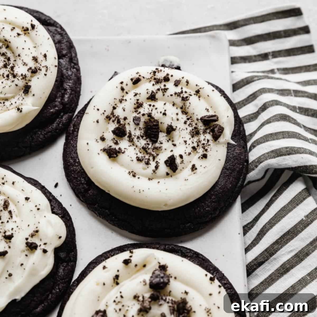 Ένα Chocolate Oreo Crumbl Cookie σε ένα λευκό πιάτο.
