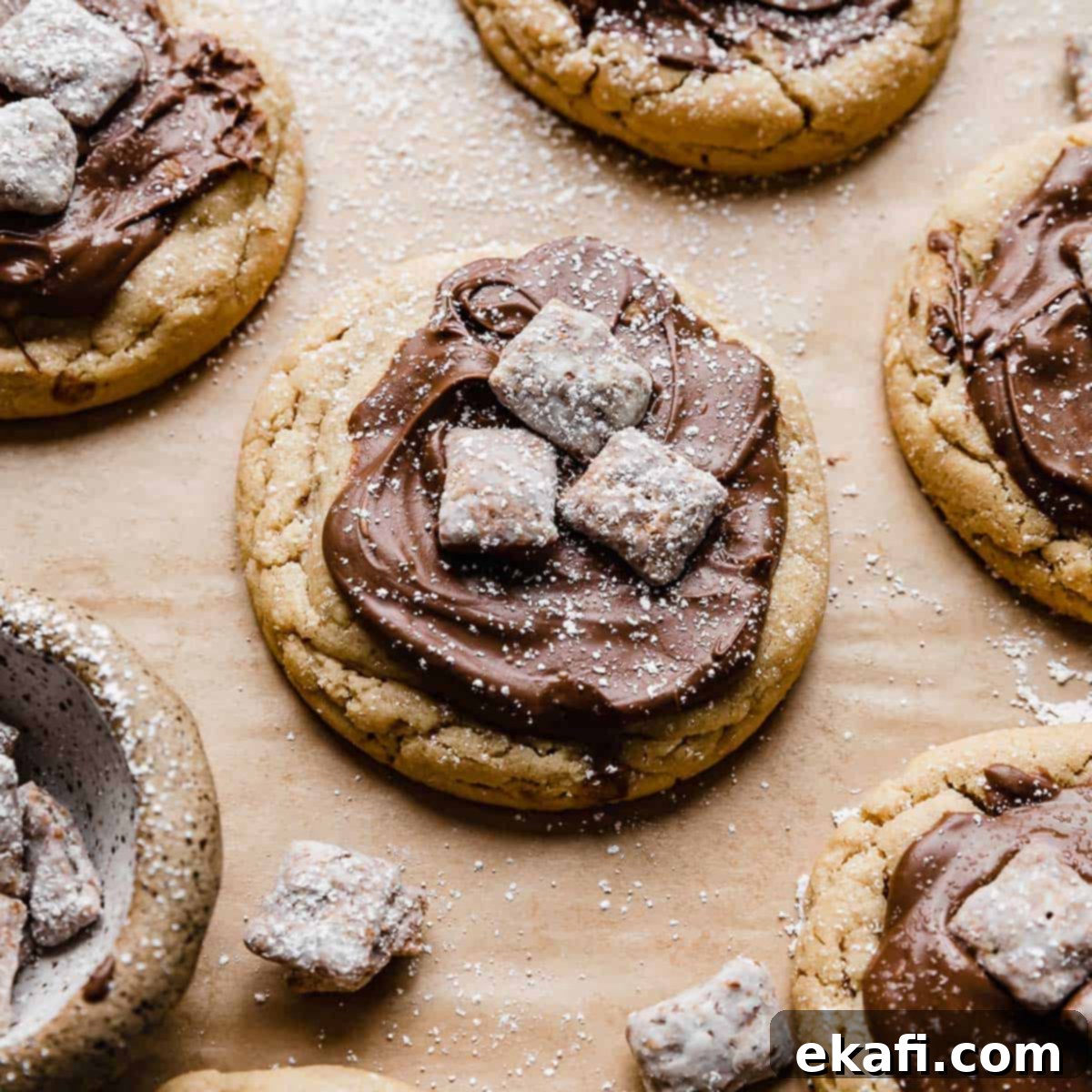 Ένα Crumbl Muddy Buddy Cookie με λιωμένη σοκολάτα και κομμάτια Muddy Buddy.
