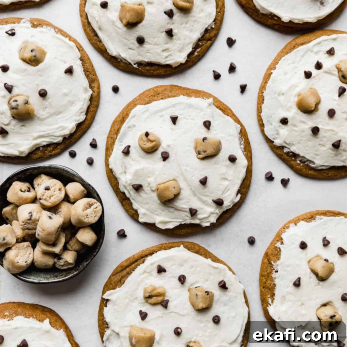 Crumbl Cookie Dough Cookies με λευκό γλάσο με γεύση παγωτού, μικρά κομματάκια σοκολάτας και βρώσιμα κομμάτια ζύμης μπισκότων.