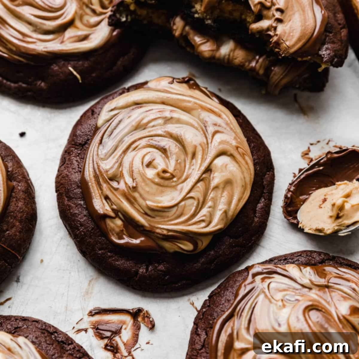 Ένα μπισκότο brownie με λιωμένη σοκολάτα και φυστικοβούτυρο αναμεμειγμένα.