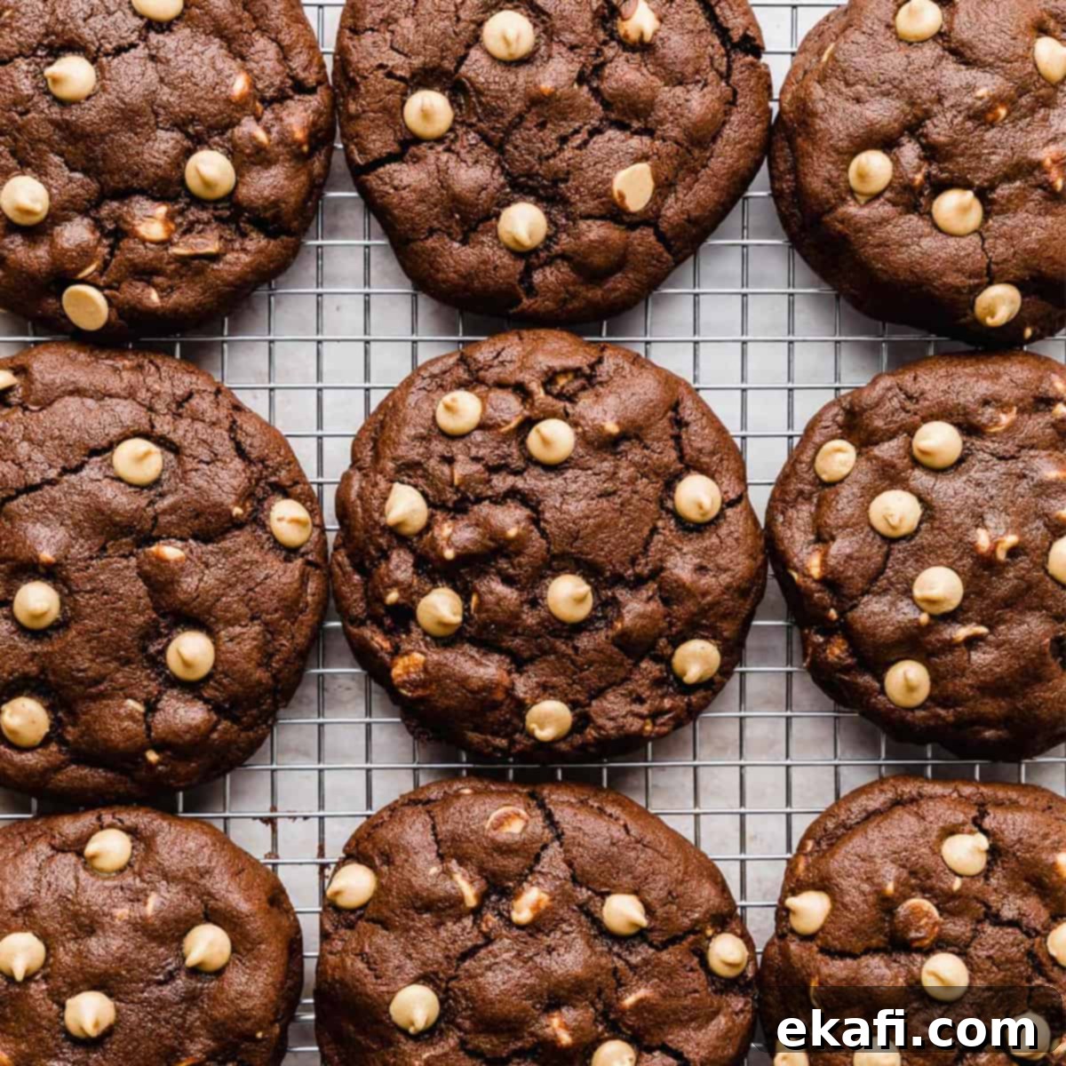 Chocolate Peanut Butter Chip Cookies παρατεταγμένα το ένα δίπλα στο άλλο σε συρμάτινη σχάρα.