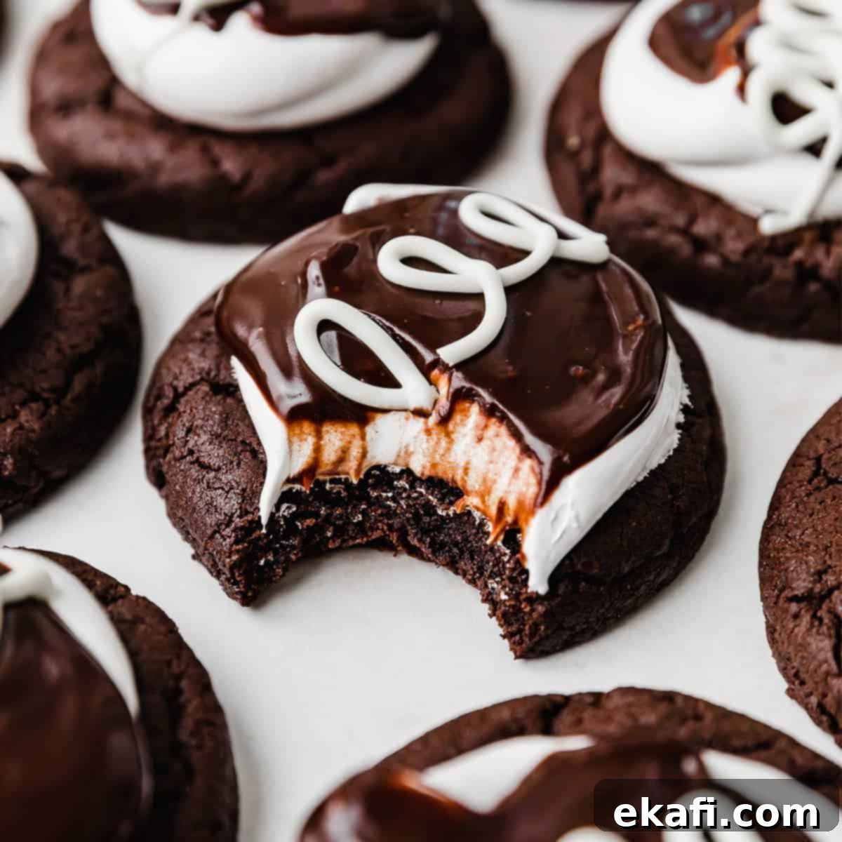 Ένα μπισκότο Hostess Cupcake σε ένα λευκό τραπέζι.
