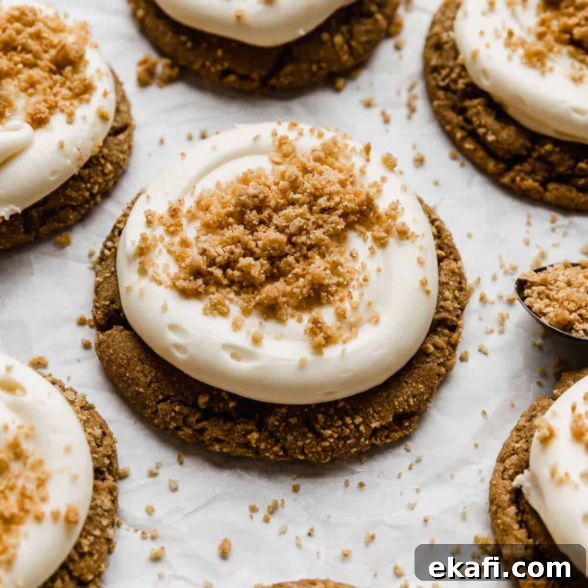Ένα μπισκότο graham cracker με γλάσο τυριού κρέμας σε σχήμα στροβιλισμού και τριμμένο graham cracker.