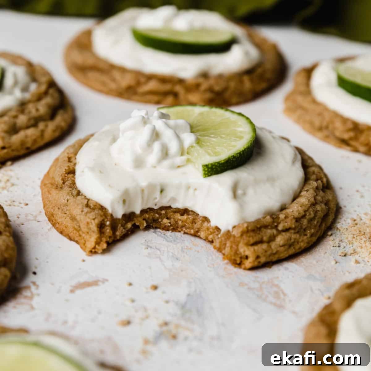 Ένα δαγκωμένο Key Lime Pie Cookie σε λευκό φόντο.