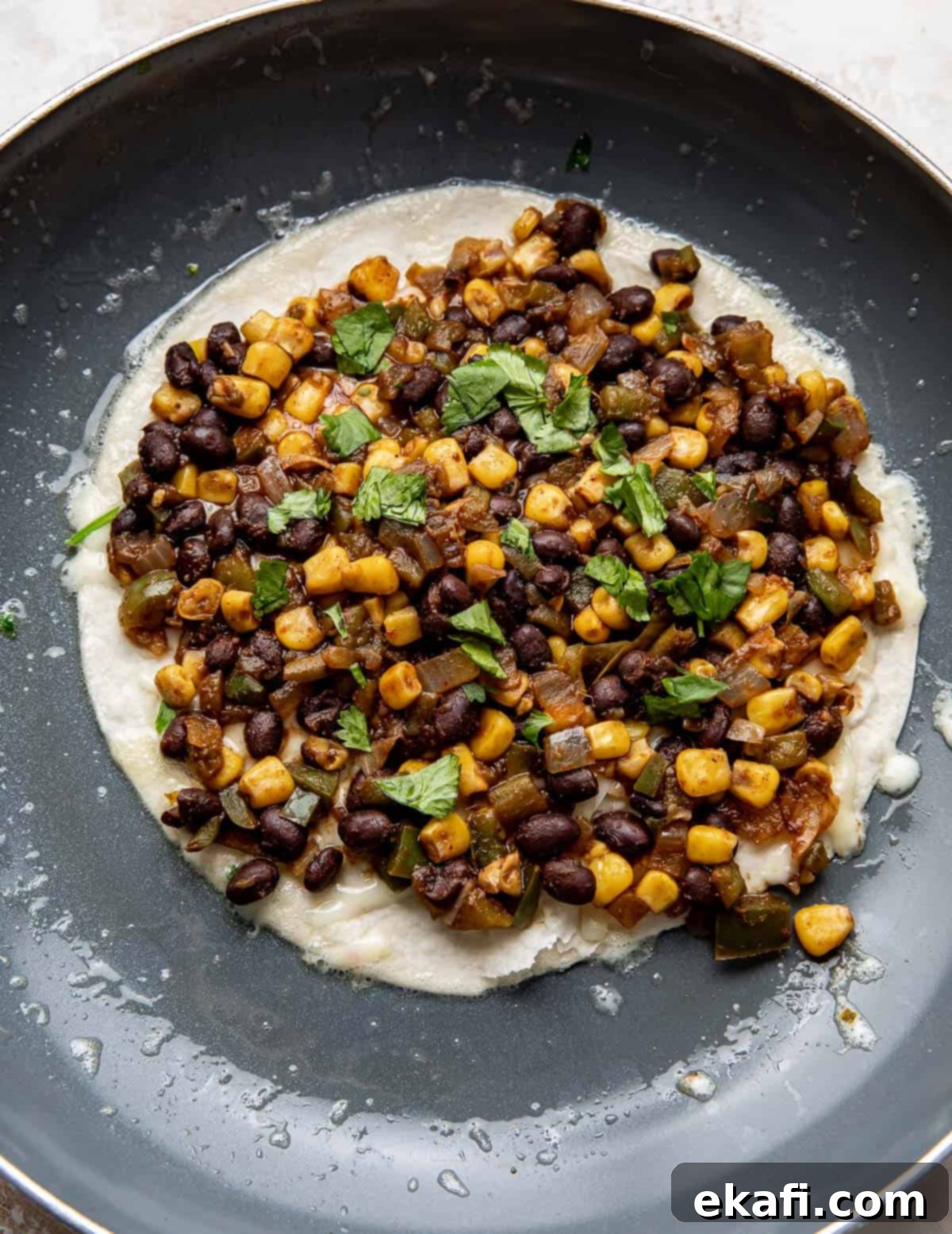 Μια tortilla με γέμιση μαύρων φασολιών και καλαμποκιού.