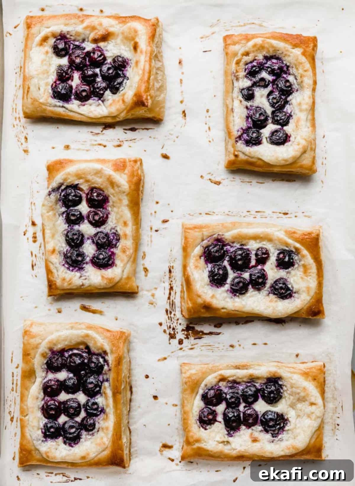 Δανέζικο Μύρτιλο 9 Ψημένη σφολιάτα Blueberry Danish σε ένα ταψί.