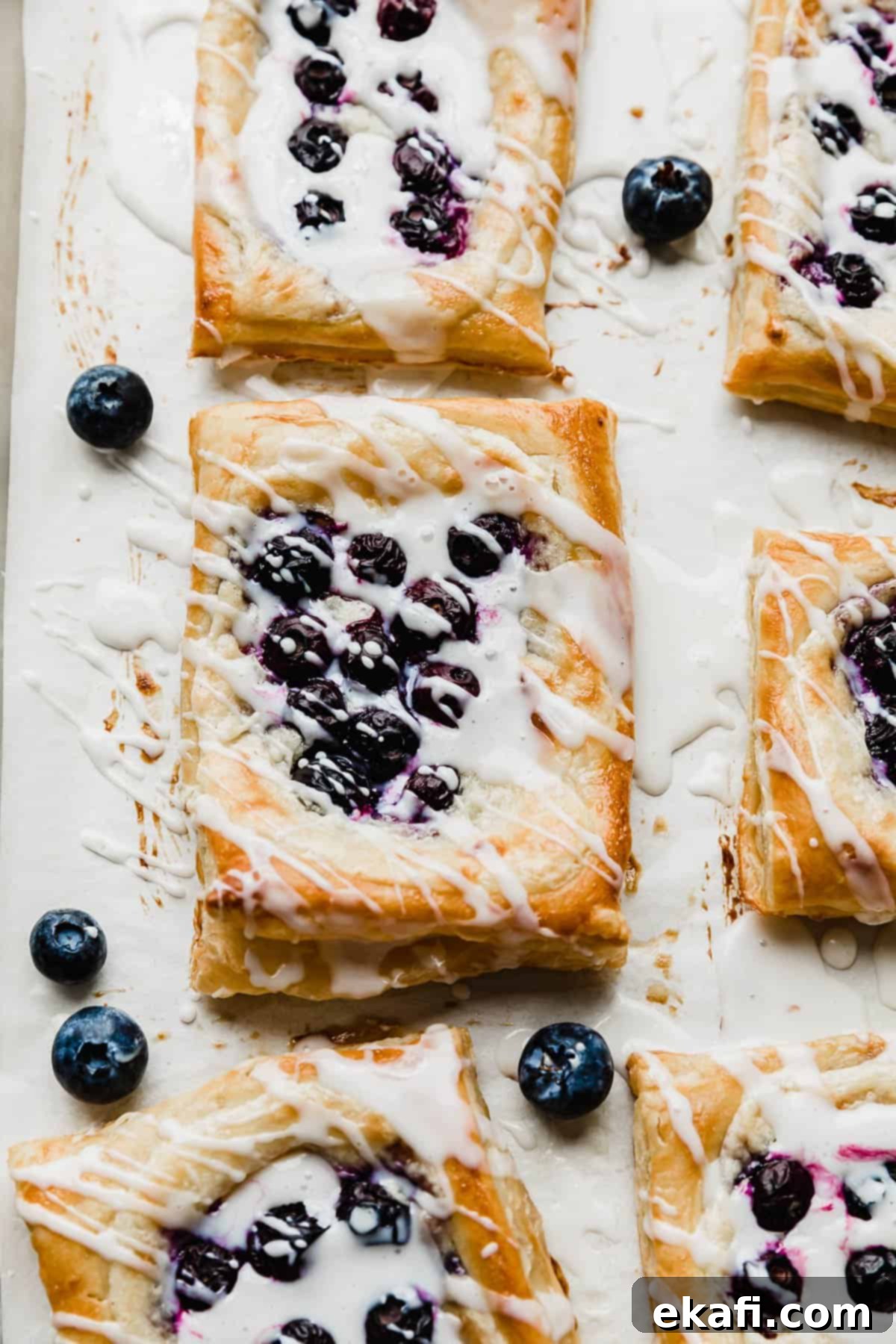 Δανέζικο Μύρτιλο 10 Blueberry Danish γλασαρισμένα σε λευκό φόντο.