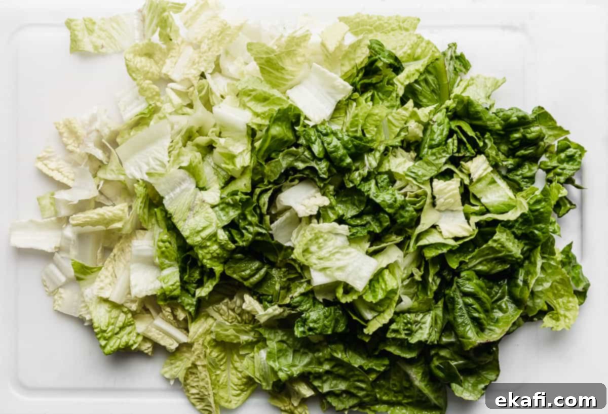 Δωρίτος Τάκο Σαλάτα 7 Ψιλοκομμένο μαρούλι romaine σε λευκό ξύλο κοπής.