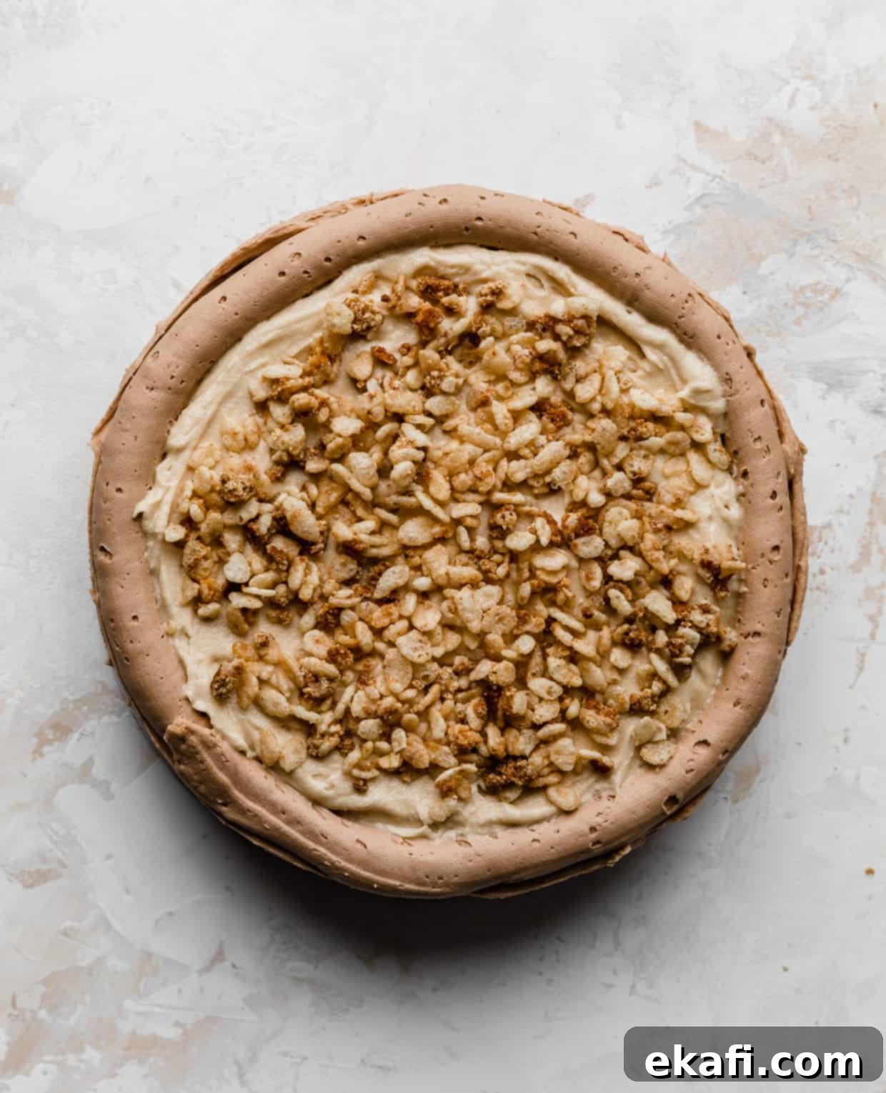 Σκοτσερού Κέικ 10 Τραγανά Rice Krispies πασπαλισμένα πάνω από μια στρώση τούρτας Scotcheroo.