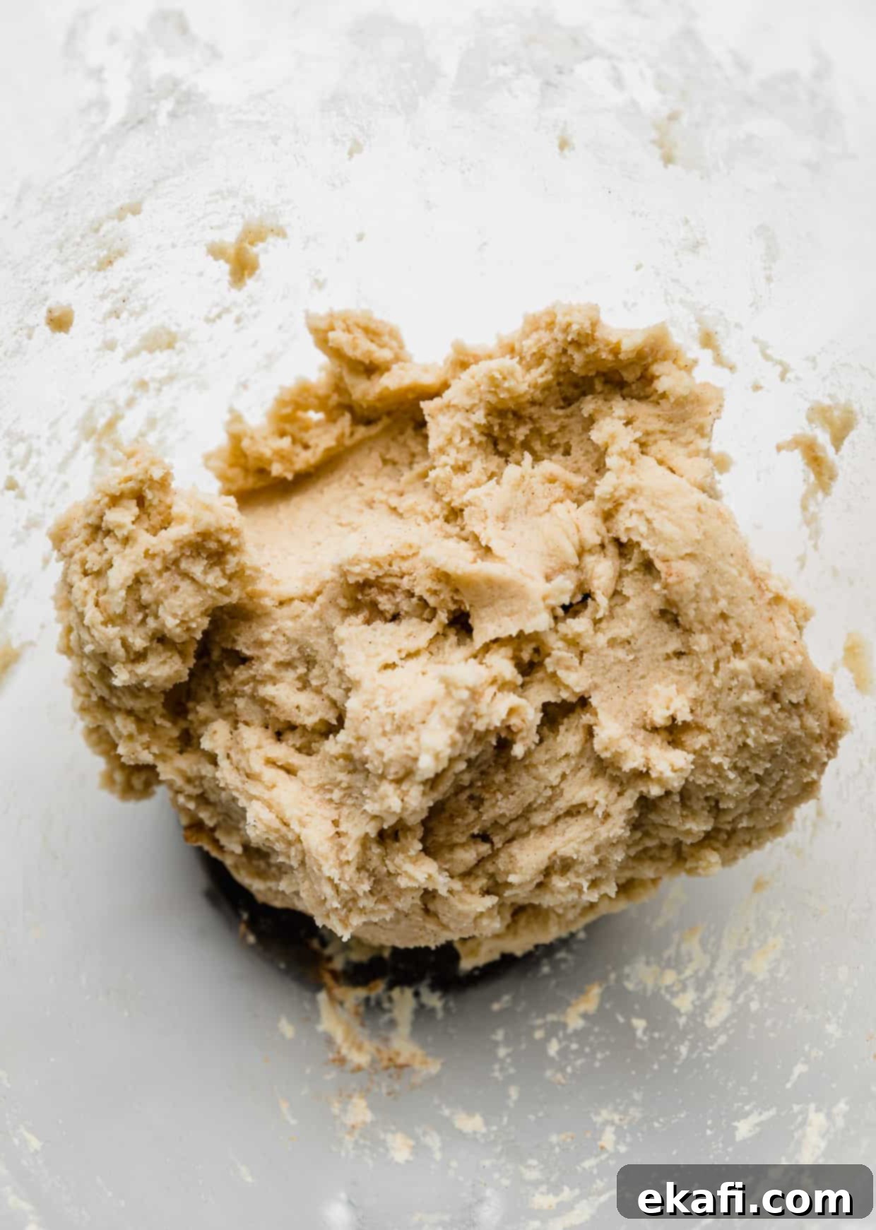 Συνταγή Κραμπλ Σνίκερντουντλ 4 Ζύμη Snickerdoodle Crumbl cookie σε γυάλινο μπολ.